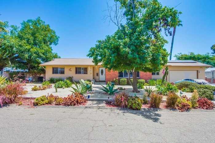 photo 2: 874 Vale View Dr, Vista CA 92081