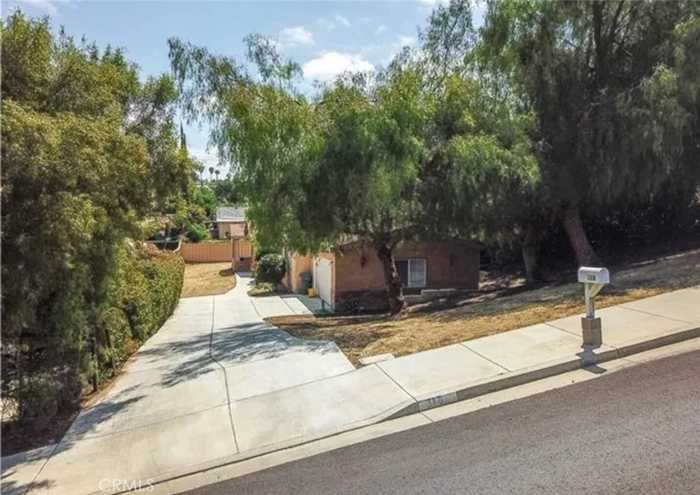 photo 2: 318 Townsend Street, Lake Elsinore CA 92530