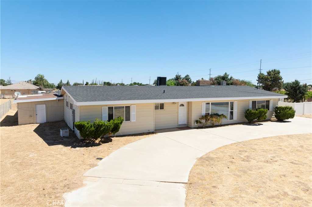 photo 2: 2039 Columbia Way, Palmdale CA 93551