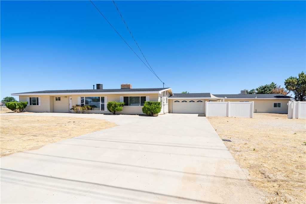 photo 3: 2039 Columbia Way, Palmdale CA 93551