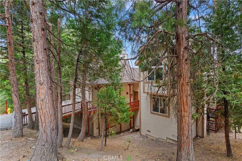 photo 2: 801 Jagerhorn Drive, Lake Arrowhead CA 92352