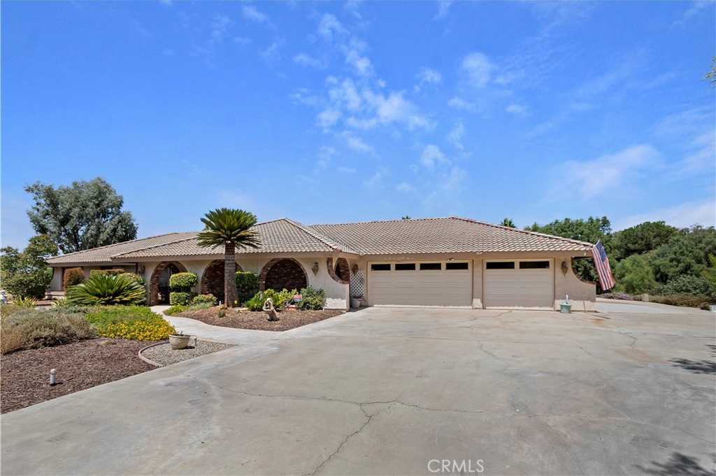 photo 2: 17790 Twin Lakes Drive, Riverside CA 92508