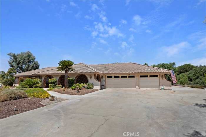 photo 2: 17790 Twin Lakes Drive, Riverside CA 92508