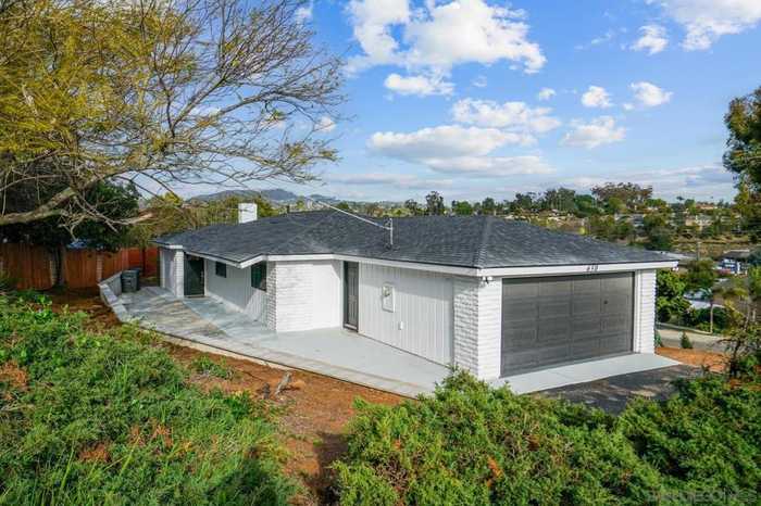 photo 2: 650 Crest Drive, Vista CA 92084