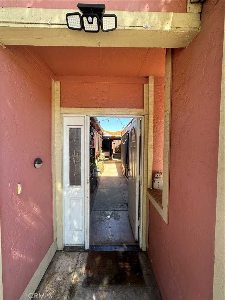 photo 3: 1428 Skyway Lane, Pomona CA 91768