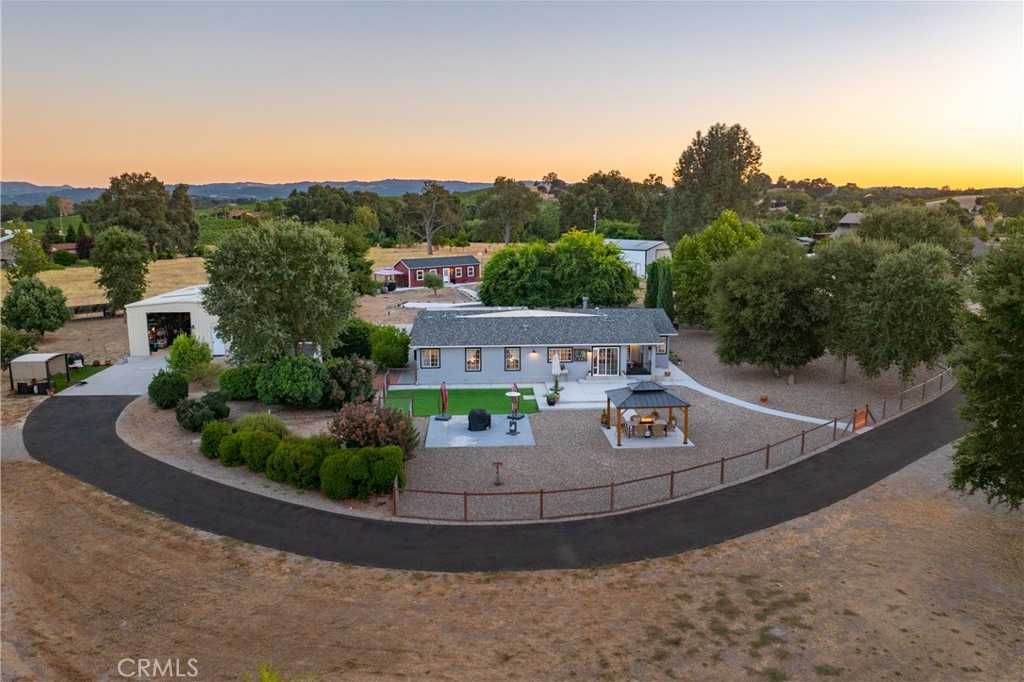 photo 1: 805 Golden Meadow Drive, Paso Robles CA 93446