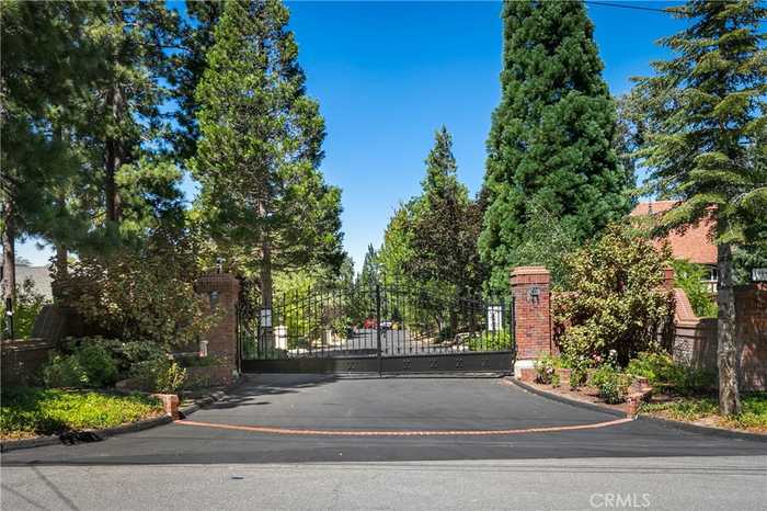 photo 1: 1462 Canterbury Court, Lake Arrowhead CA 92352