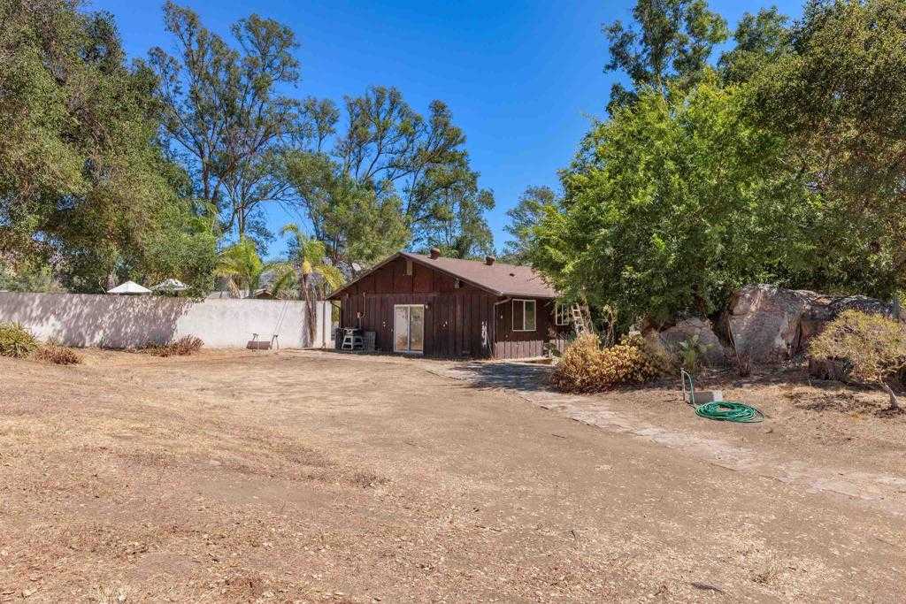 photo 3: 2362 Huffstatler St NE, Fallbrook CA 92028