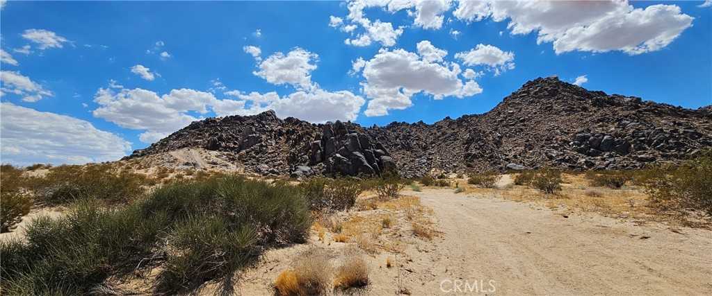 photo 2: 800 Mikiska Boulevard, Landers CA 92285