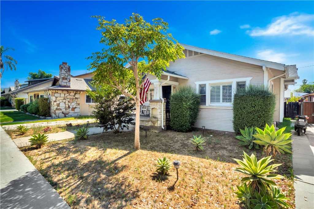 photo 2: 777 Obispo Avenue, Long Beach CA 90804