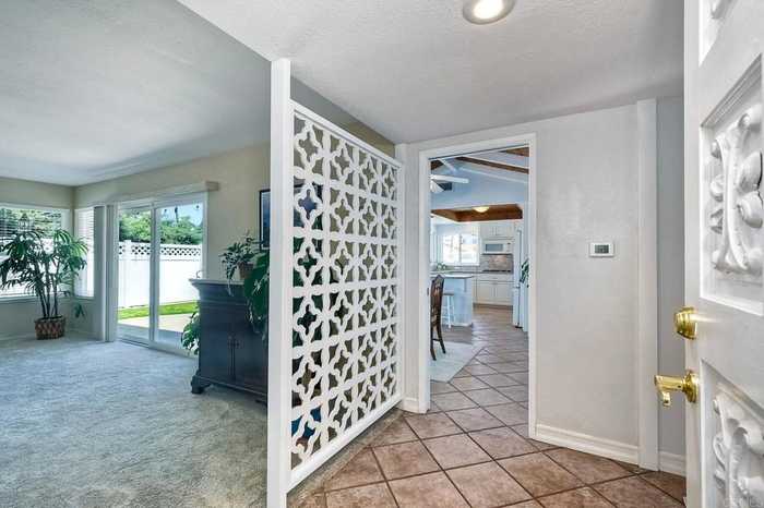 photo 2: 1428 Steen Circle, Vista CA 92083