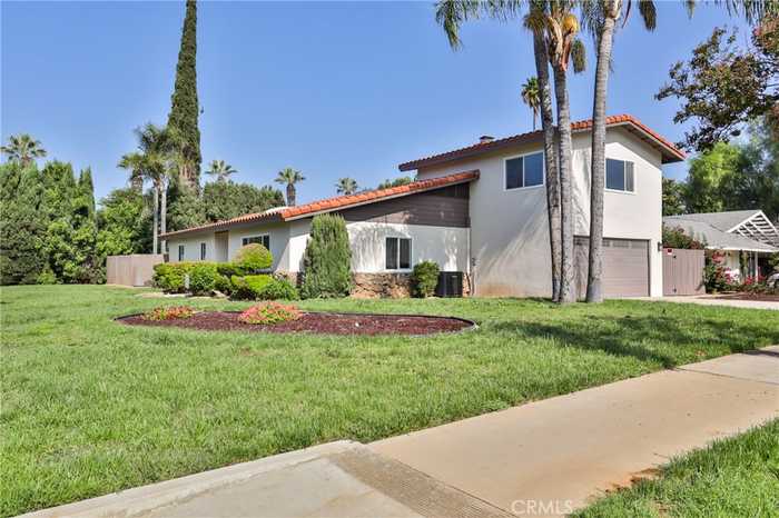 photo 2: 2071 Prince Albert Drive, Riverside CA 92507