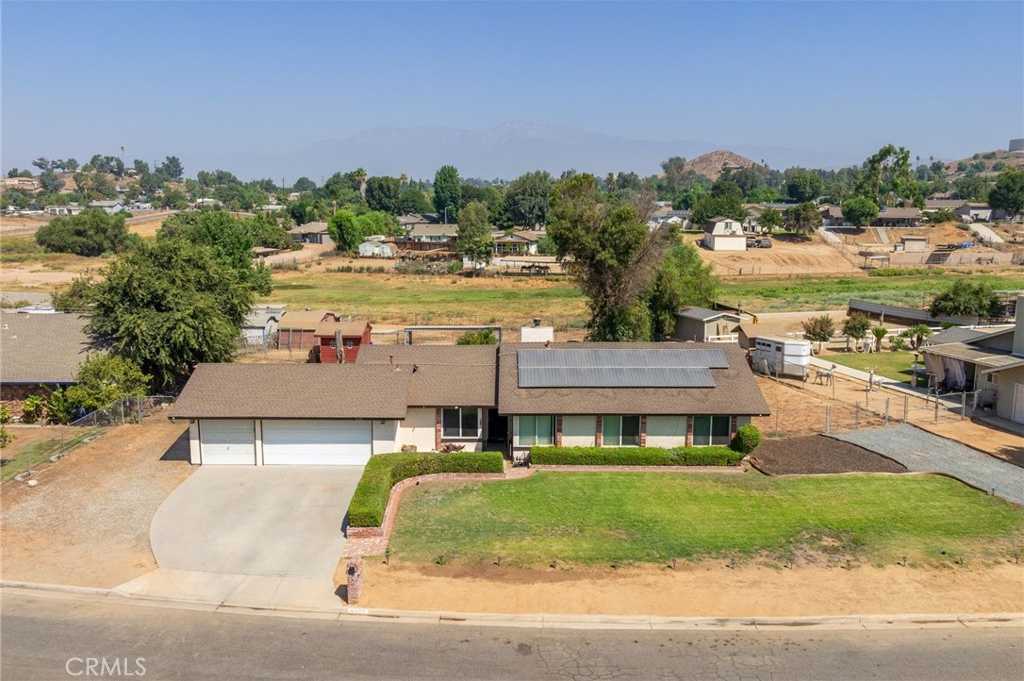 photo 2: 9527 Stirrup Street, Jurupa Valley CA 92509