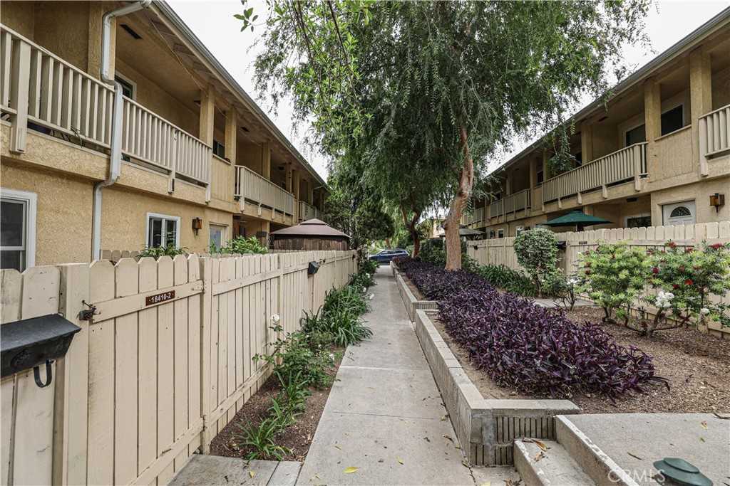 photo 2: 18410 Cantara Street Unit 3, Reseda CA 91335