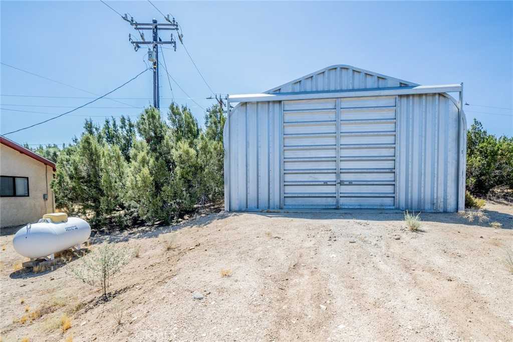 photo 3: 9912 Oasis Road, Pinon Hills CA 92372