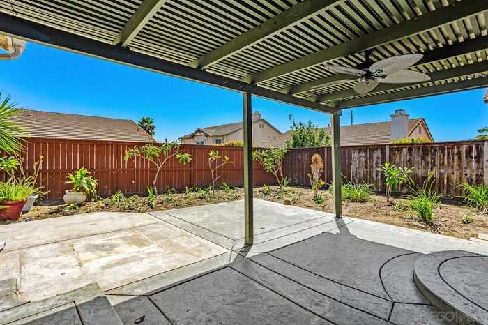 photo 2: 758 El Caballo Dr, Oceanside CA 92057