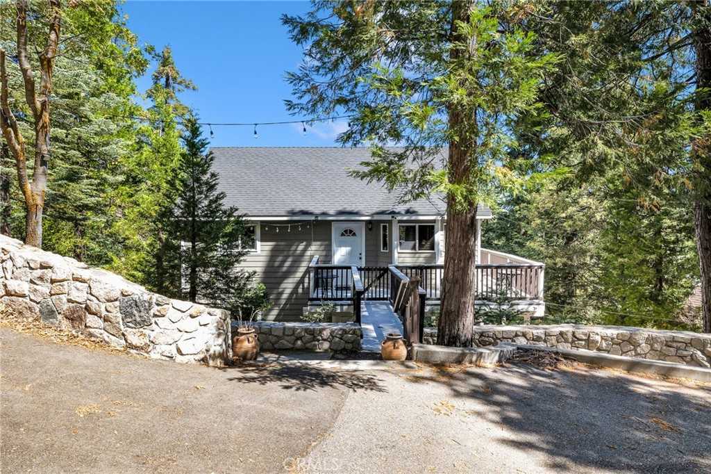 photo 1: 28679 Shenandoah Drive, Lake Arrowhead CA 92352