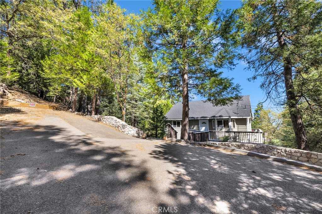 photo 2: 28679 Shenandoah Drive, Lake Arrowhead CA 92352