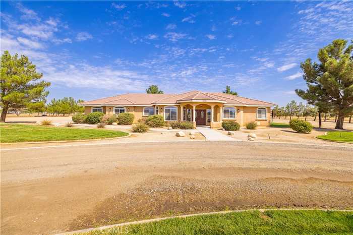 photo 2: 8225 W Avenue C10, Lancaster CA 93536