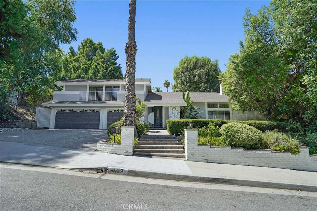 photo 1: 4623 Winnetka Avenue, Woodland Hills CA 91364