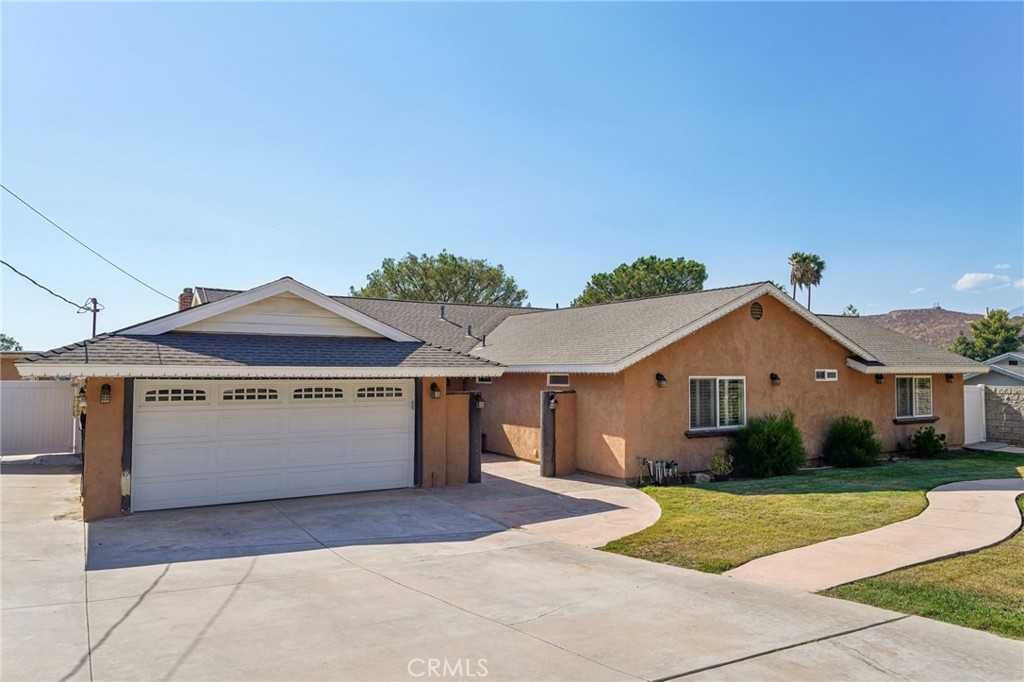 photo 2: 7755 Lakeside Drive, Jurupa Valley CA 92509