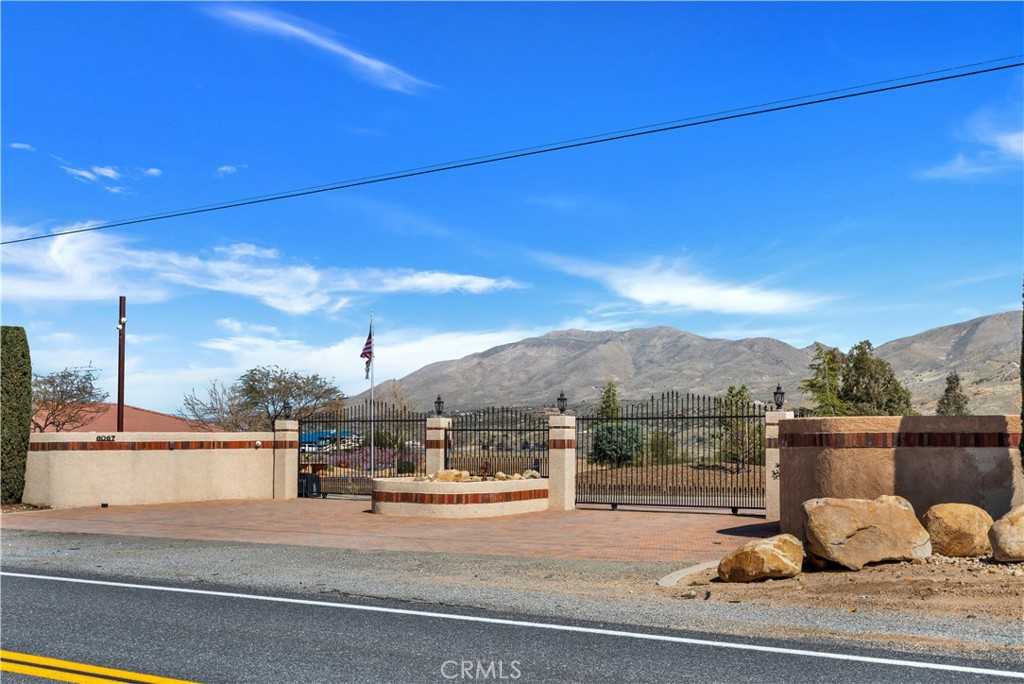 photo 3: 6067 Arrowhead Lake Road, Hesperia CA 92345