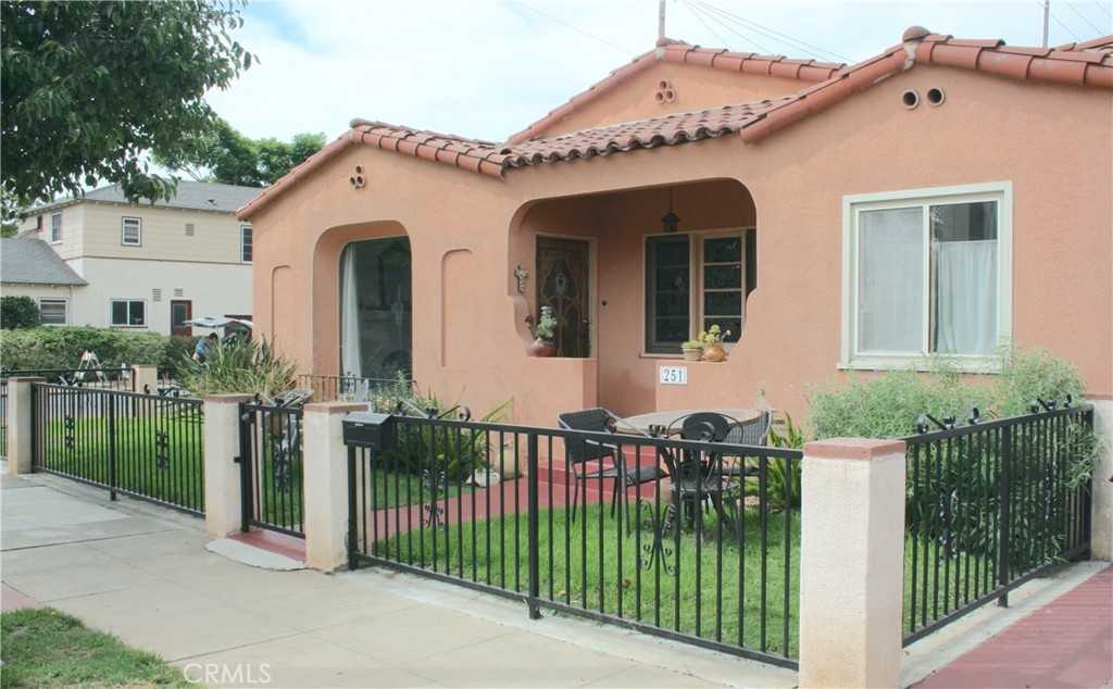 photo 3: 251 Loma Avenue, Long Beach CA 90803