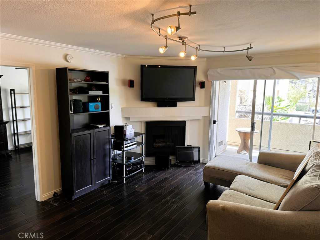 photo 1: 21520 Burbank Boulevard Unit 101, Woodland Hills CA 91367