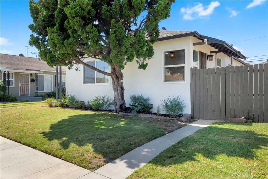 photo 2: 2277 Granada Avenue, Long Beach CA 90815