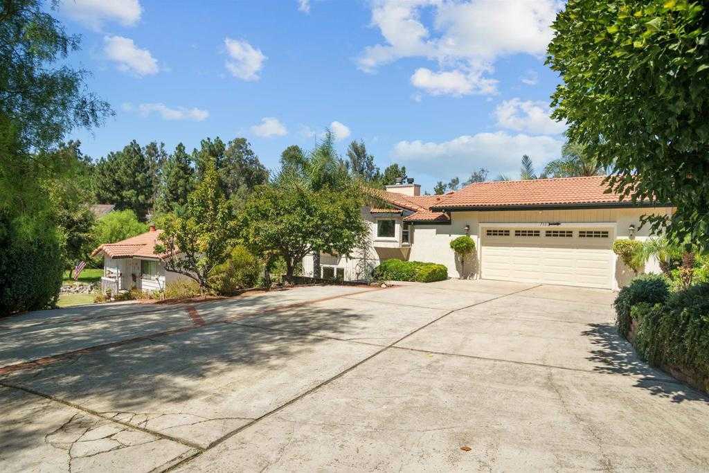 photo 3: 755 Oleander Place, Vista CA 92081