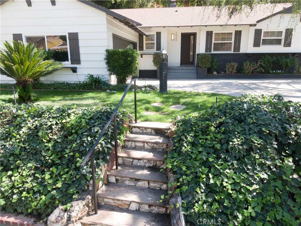 photo 2: 2020 Oak Valley Road, Glendale CA 91208