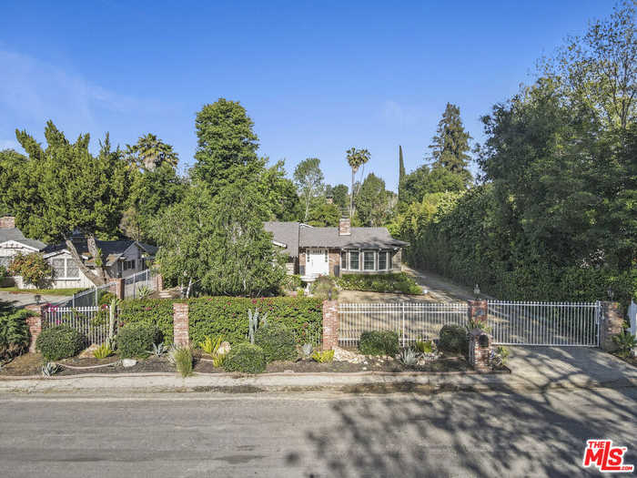 photo 1: 5100 Bascule Avenue, Woodland Hills CA 91364