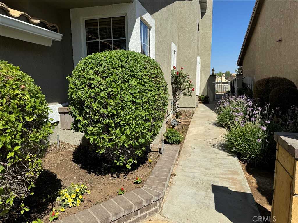 photo 2: 978 Olympic Avenue, Banning CA 92220