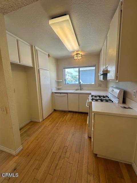 photo 3: 2543 E Harbor Boulevard Unit 2, Ventura CA 93001