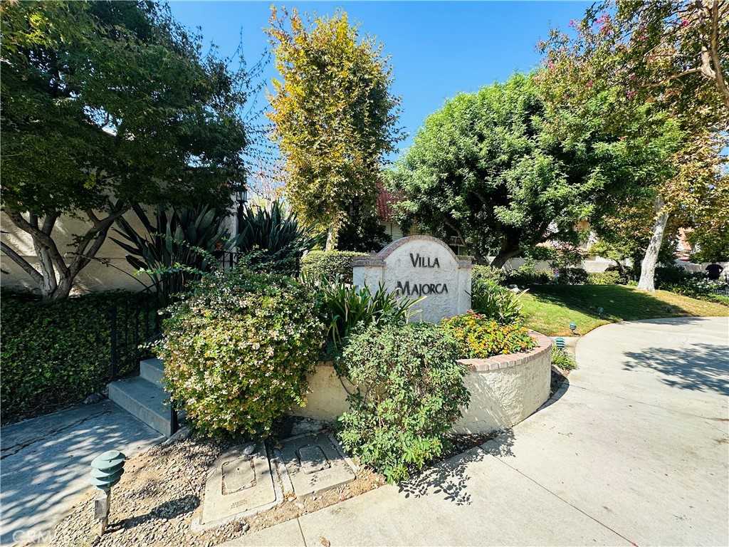 photo 2: 6238 1/2 Shoup Avenue, Woodland Hills CA 91367