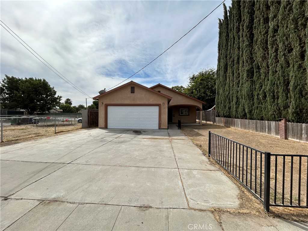 photo 1: 335 N 15th Street, Chowchilla CA 93610