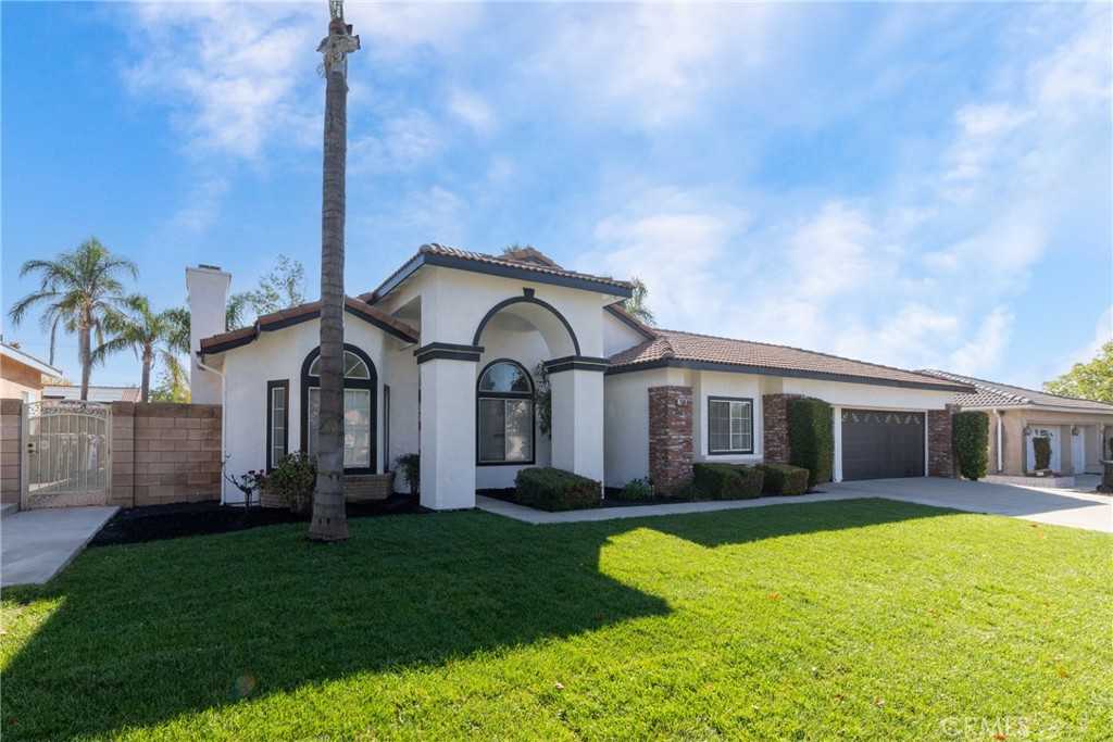 photo 2: 7585 Concord Avenue, Fontana CA 92336