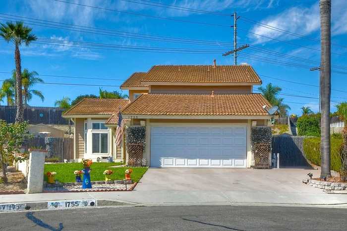 photo 1: 1755 Cameo Dr, Vista CA 92083