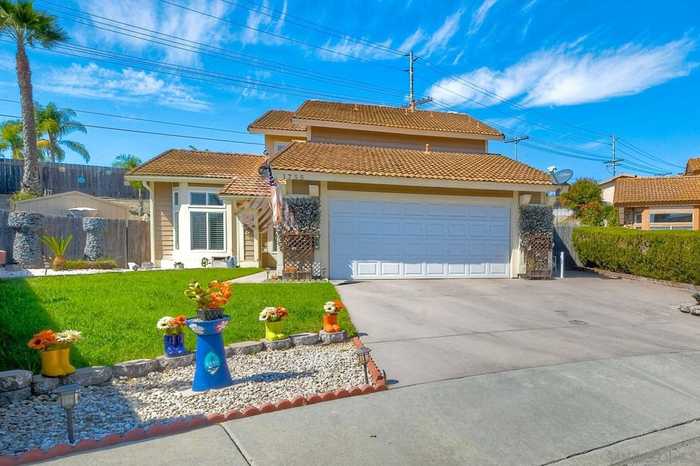 photo 2: 1755 Cameo Dr, Vista CA 92083