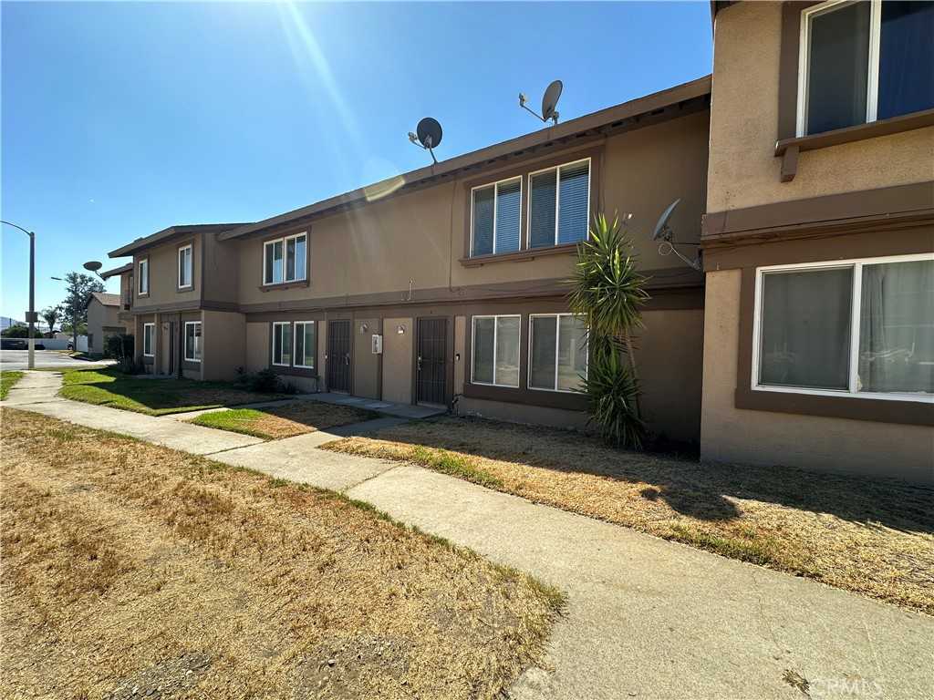 photo 2: 16830 Village Lane, Fontana CA 92336