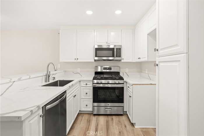 photo 2: 5530 Owensmouth Avenue Unit 325, Woodland Hills CA 91367