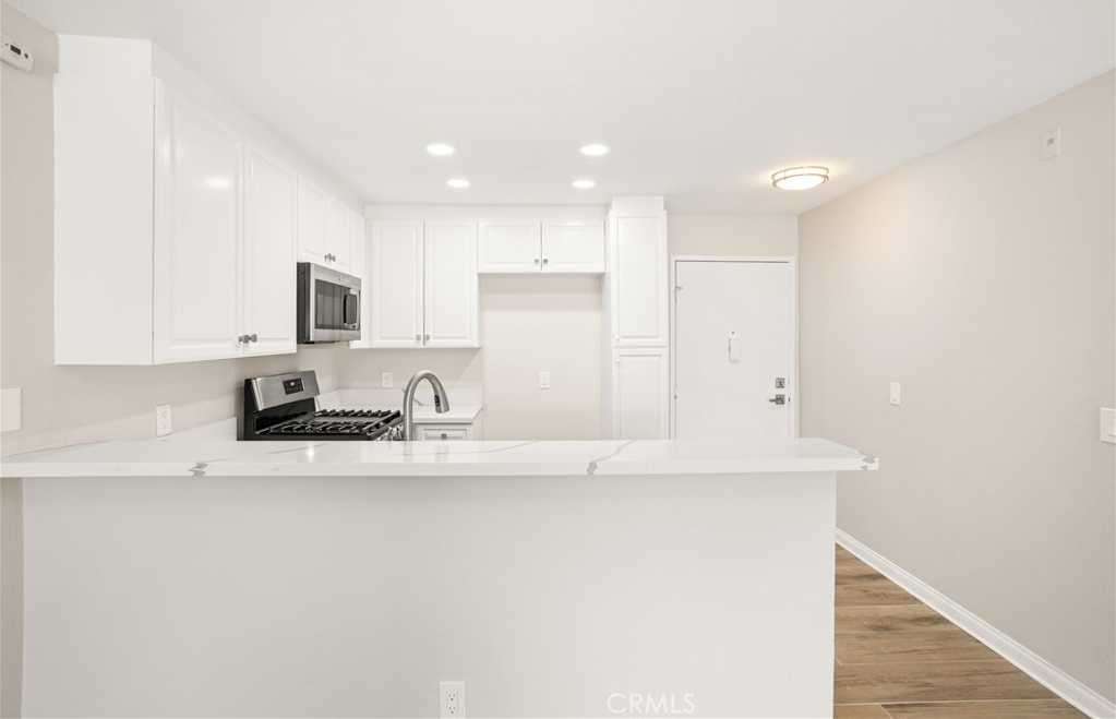 photo 3: 5530 Owensmouth Avenue Unit 325, Woodland Hills CA 91367