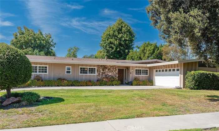 photo 1: 5401 Fenwood Avenue, Woodland Hills CA 91367