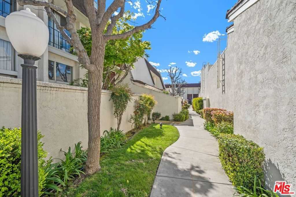 photo 2: 6241 1/2 Randi Avenue, Woodland Hills CA 91367