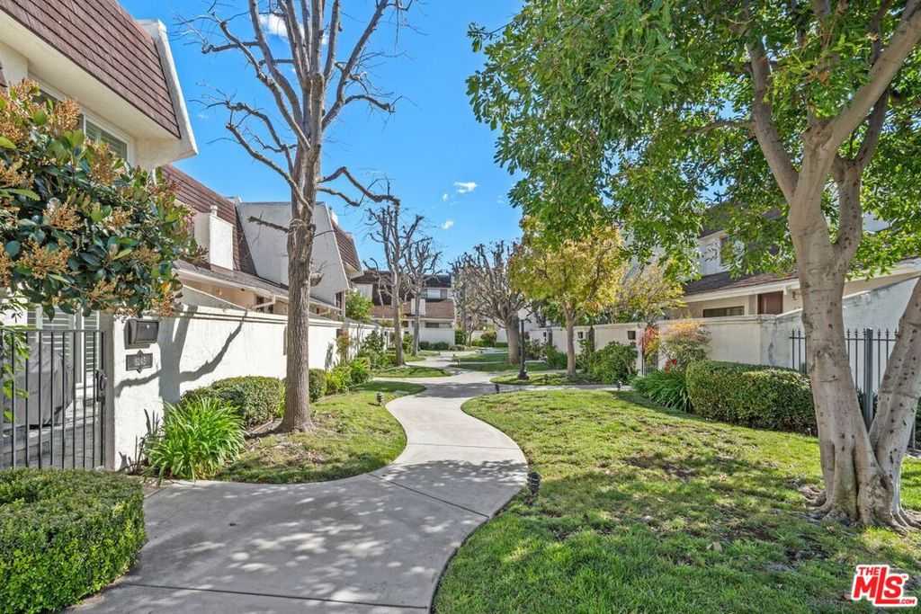 photo 3: 6241 1/2 Randi Avenue, Woodland Hills CA 91367