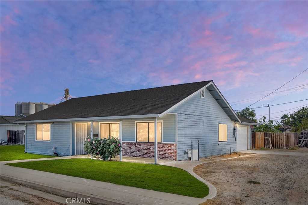 photo 1: 109 Alameda Avenue, Chowchilla CA 93610