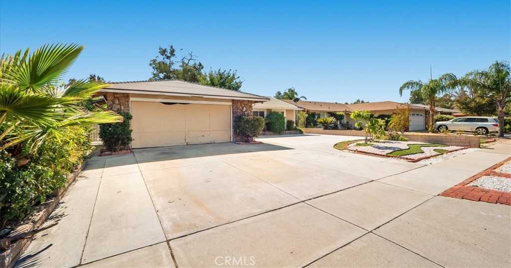 photo 2: 16655 Raymond Avenue, Fontana CA 92336