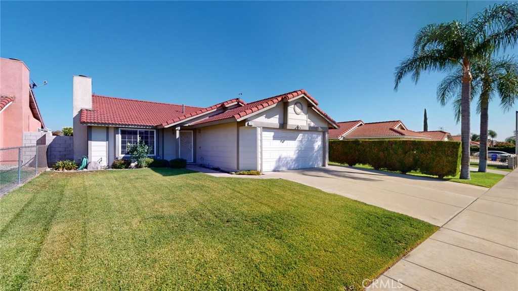 photo 2: 9381 Sultana Avenue, Fontana CA 92335