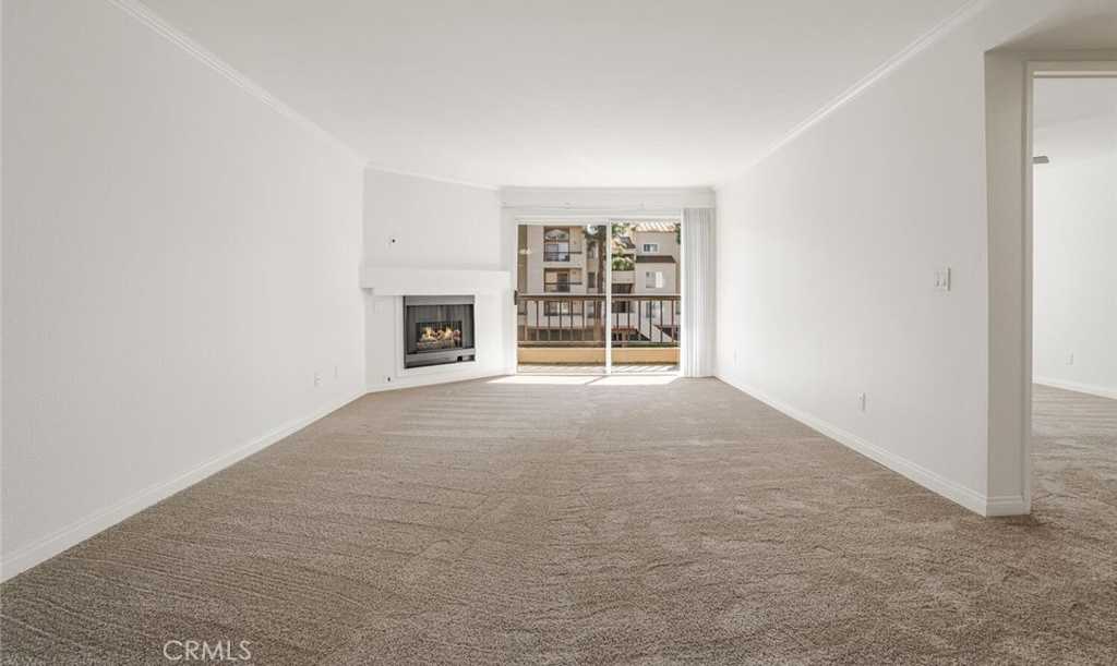 photo 3: 5550 Owensmouth Avenue Unit 205, Woodland Hills CA 91367