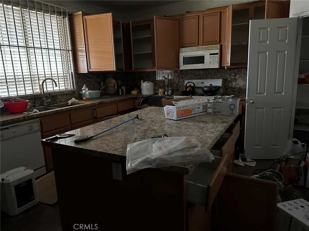 photo 2: 7731 Freesia Way, Fontana CA 92336